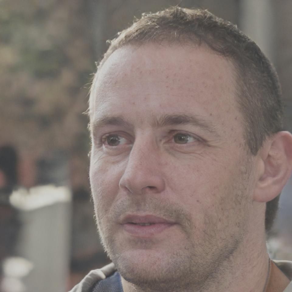 Instructor experto en yoga de fortalecimiento Joaquín Salvatierrez