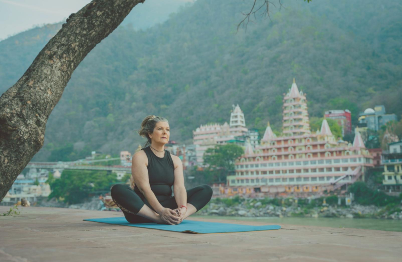 Instructor demostrando técnicas de yoga adaptadas a diferentes estilos de aprendizaje